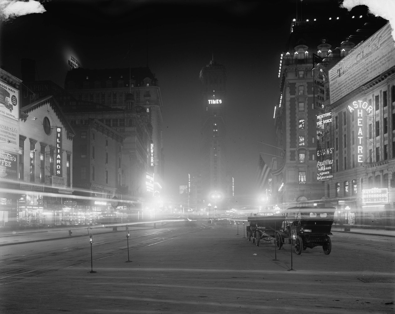Times Square yöllä, New York, N.Y., n. 1900-15 tekijältä Detroit Publishing Co.