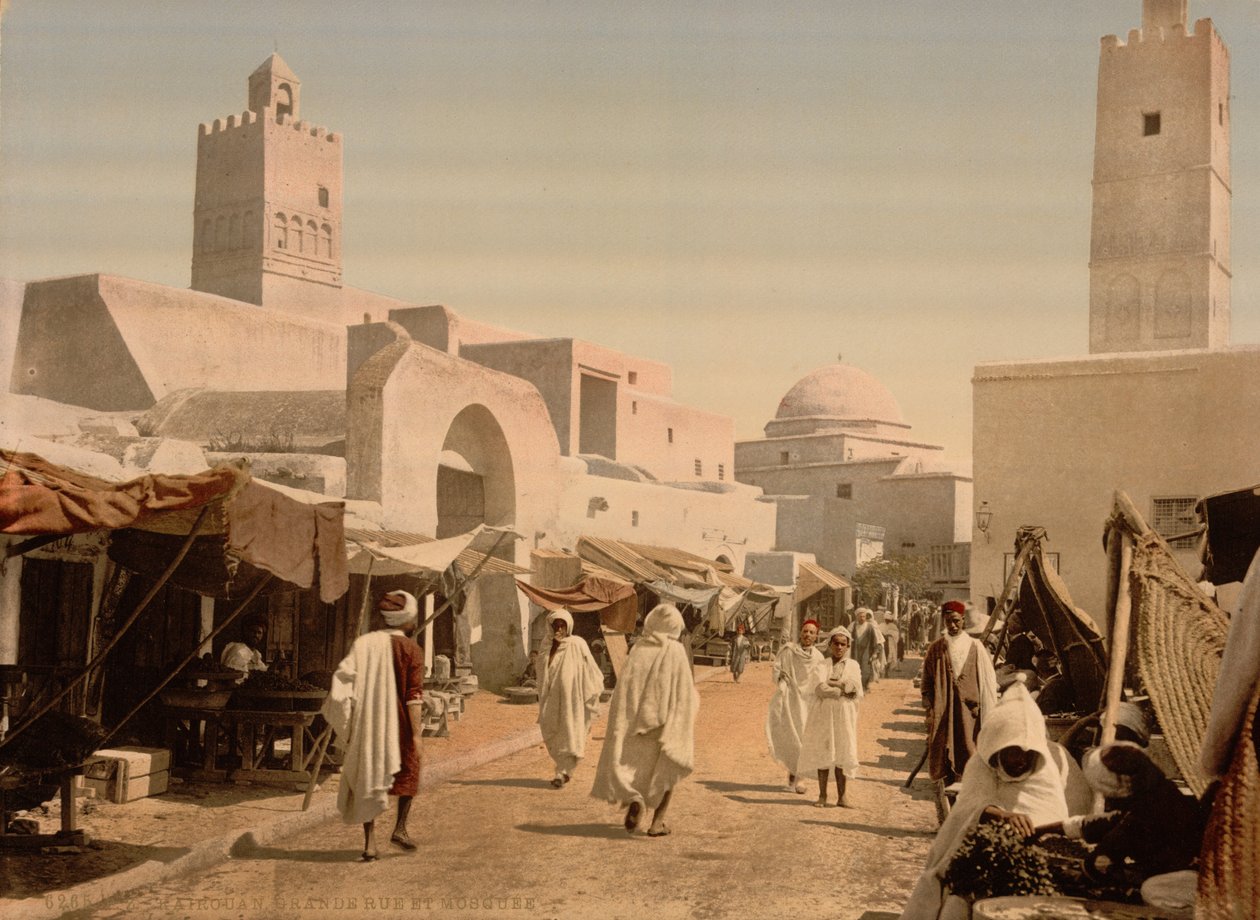 A Mosque in the Principal Street, Kairwan, Tunisia, n. 1899 (fotomekaaninen tuloste) tekijältä Detroit Photographic Co.