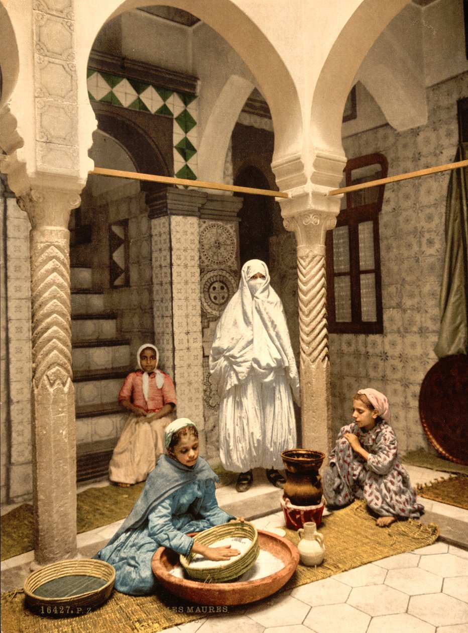 Maurit naiset valmistavat couscousia sisäpihalla, Alger, Algeria, n. 1899 (fotomekaaninen tuloste) tekijältä Detroit Photographic Co.