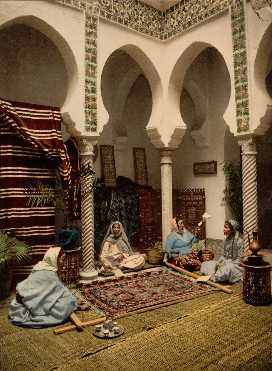Maurit naiset tekevät arabimattoja, Alger, Algeria, n. 1899 (valomekaaninen printti) tekijältä Detroit Photographic Co.
