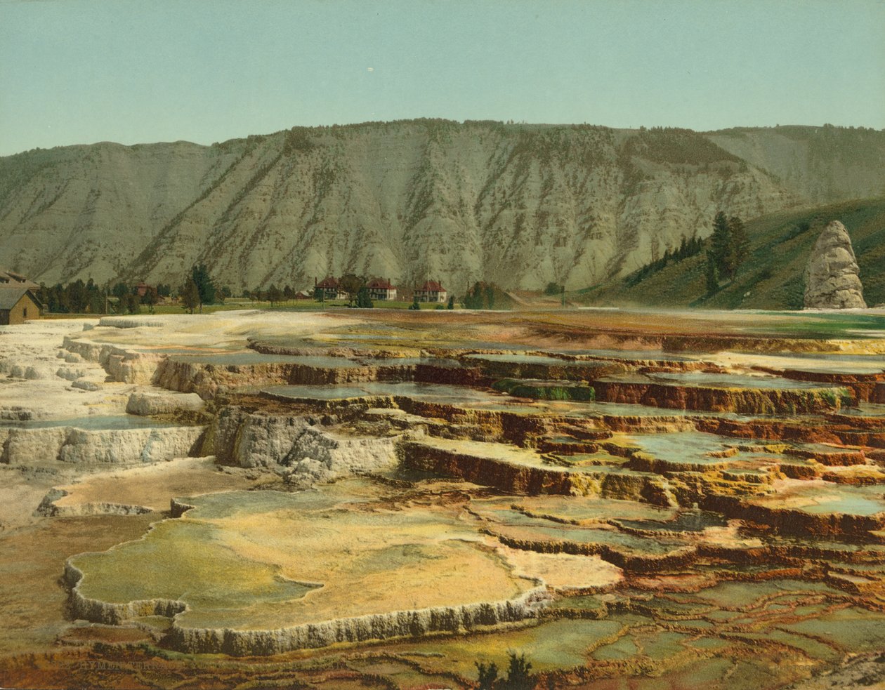 Hymenin terassi, Yellowstonen kansallispuisto, n.1902 (valokuvakromi) tekijältä Detroit Photographic Co.
