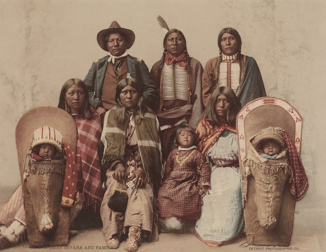 Uten päällikkö Severo ja perhe, n. 1885, julkaistu 1899. Tekijät: Detroit Photography Company, Charles A. Nast. tekijältä Detroit Photographic Company, Charles A. Nast