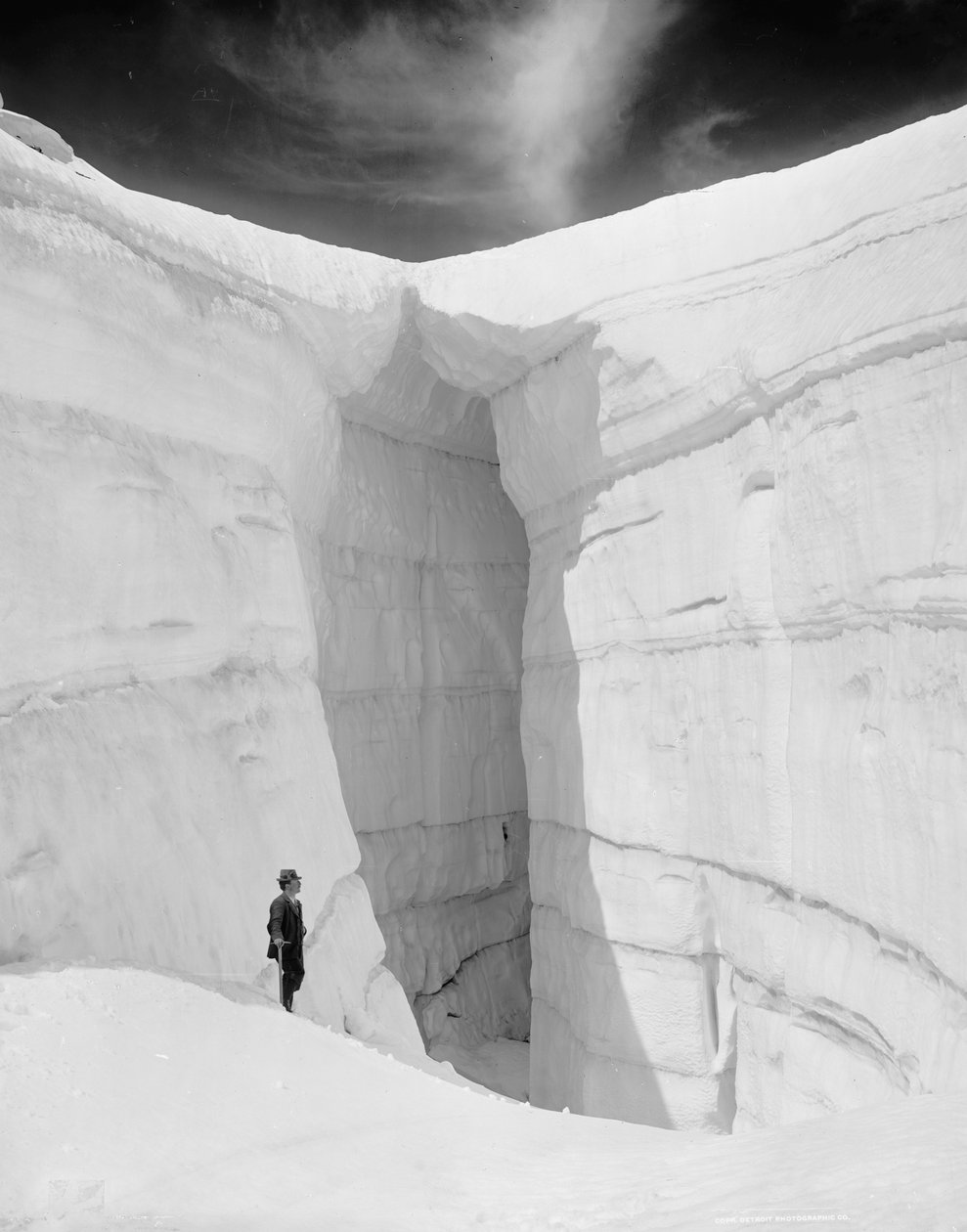 Asulkan-jäätikkö jääluolasta, Selkirk Mountains, Brittiläinen Kolumbia, n. 1902 (b/w kuva) tekijältä Detroit Publishing Co.