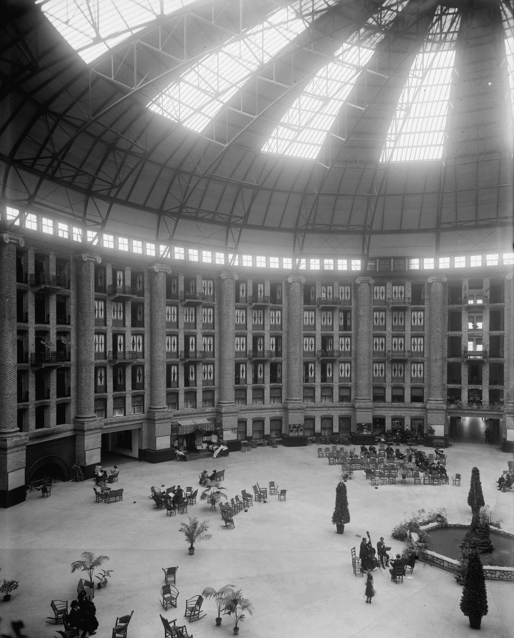 New West Baden Springs -hotellin atrium, West Baden Springs, Indiana, 1900-15. tekijältä Detroit Publishing Co.