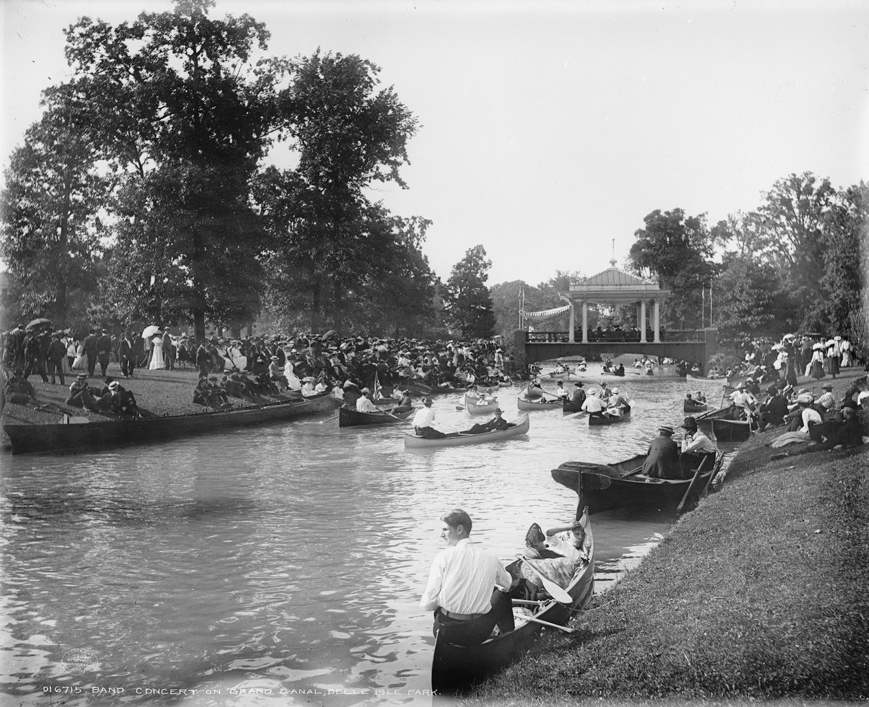 Bändin konsertti Grand Canalilla, Belle Isle Parkissa, 1903-20 tekijältä Detroit Publishing Co.