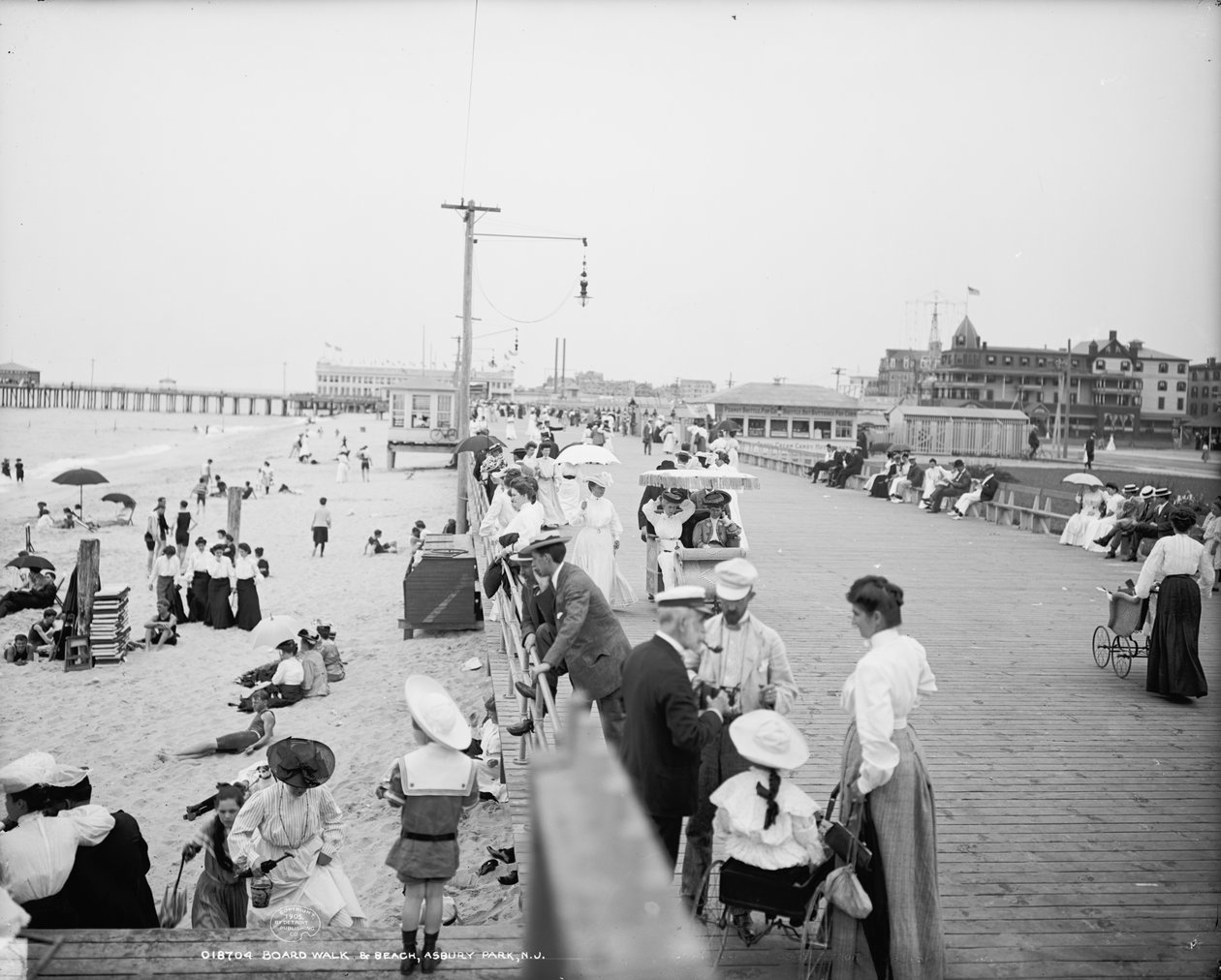 Boardwalk & Beach, Asbury Park, n. 1905 (m/w kuva) tekijältä Detroit Publishing Co.