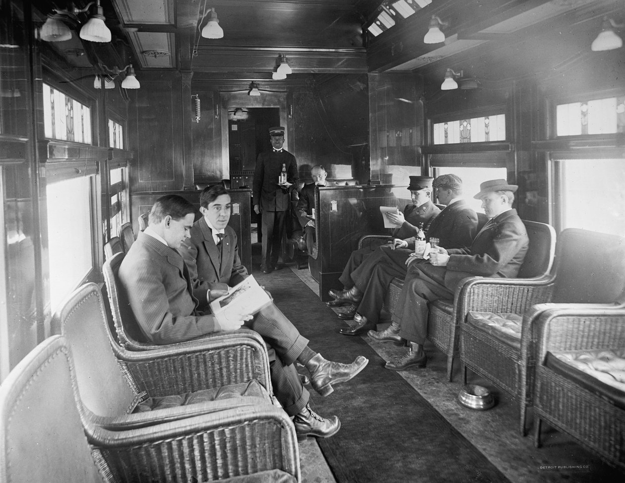 Ryhmä miehiä, jotka matkustavat Buffet-kirjastoautossa Deluxe Overland Limited -junassa, USA, n. 1915 (b/w kuva) tekijältä Detroit Publishing Co.