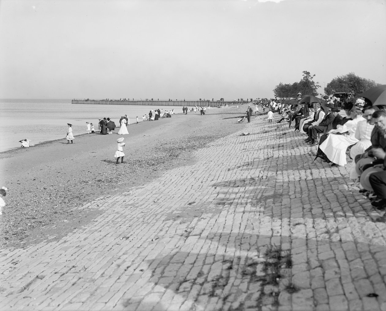 Saksalaisen rakennuksen edessä, Jackson Park, Chicago, n. 1900 tekijältä Detroit Publishing Co.