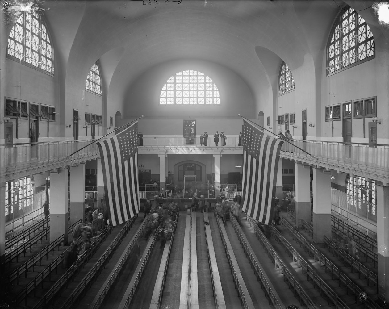 Inspection Room, Ellis Island, New York City, n. 1910 (b/w valokuva) tekijältä Detroit Publishing Co.