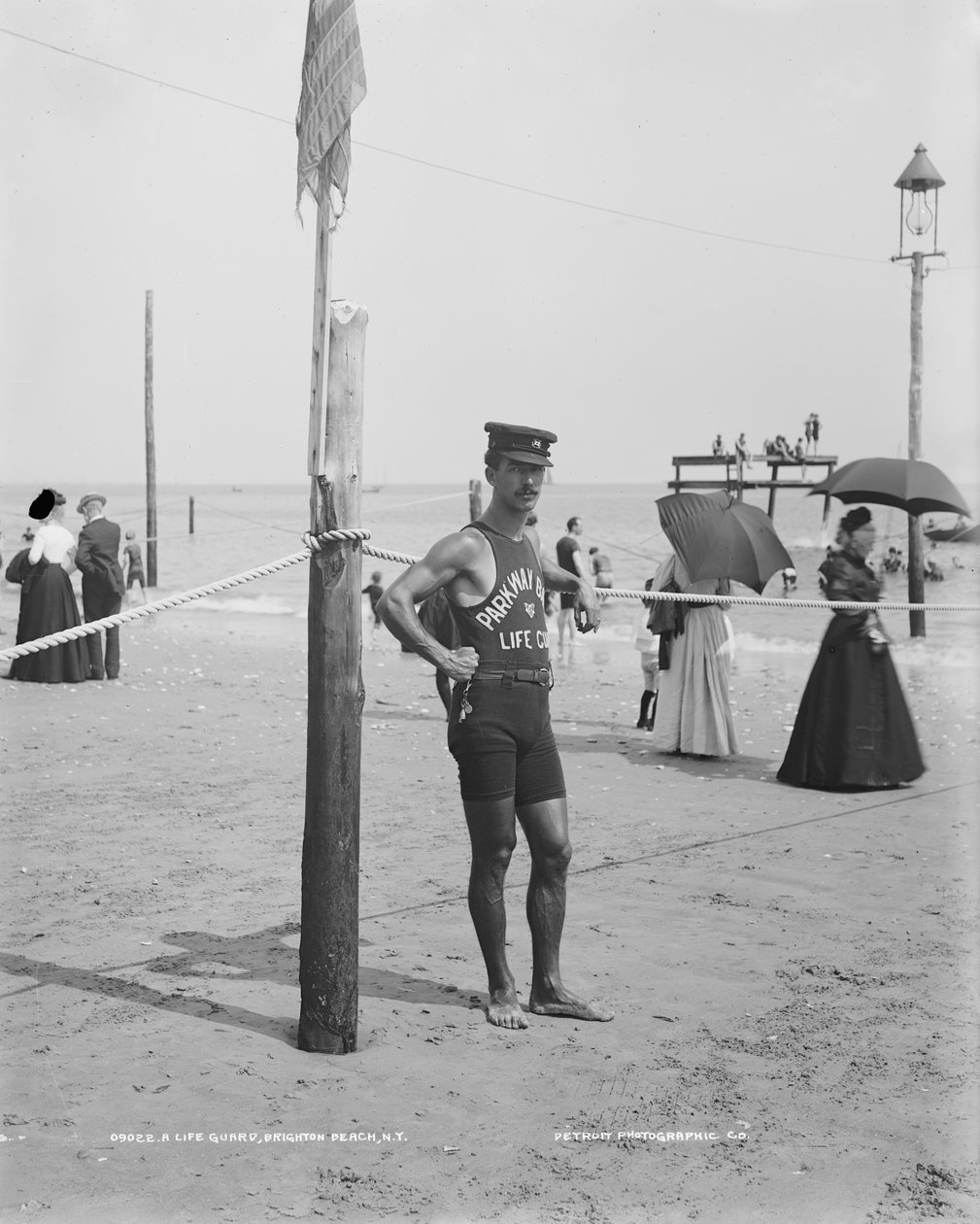 Lifeguard, Brighton Beach, Brooklyn, New York City, USA, n. 1905 (m/v kuva) tekijältä Detroit Publishing Co.