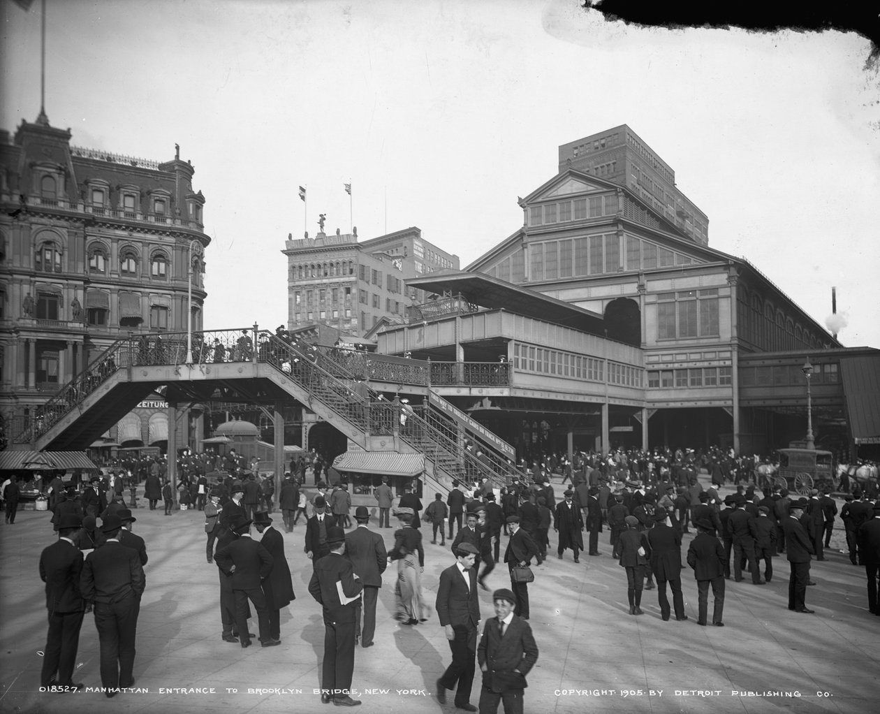 Manhattanin sisäänkäynti Brooklyn Bridgelle, New York, n. 1905 tekijältä Detroit Publishing Co.