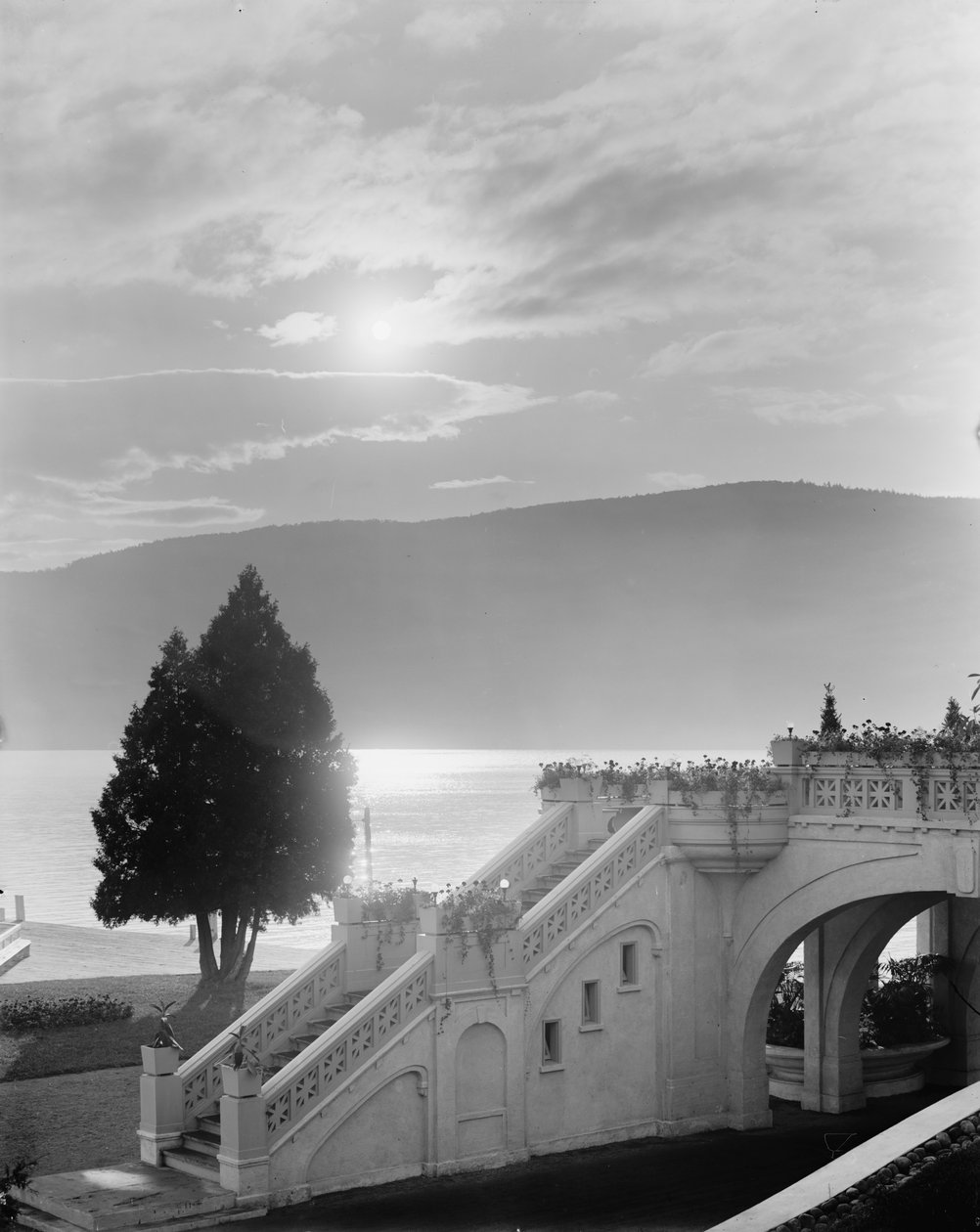 Moonlight on Lake George, Fort William Henry Hotel, Lake George, NY, n. 1900-15 tekijältä Detroit Publishing Co.