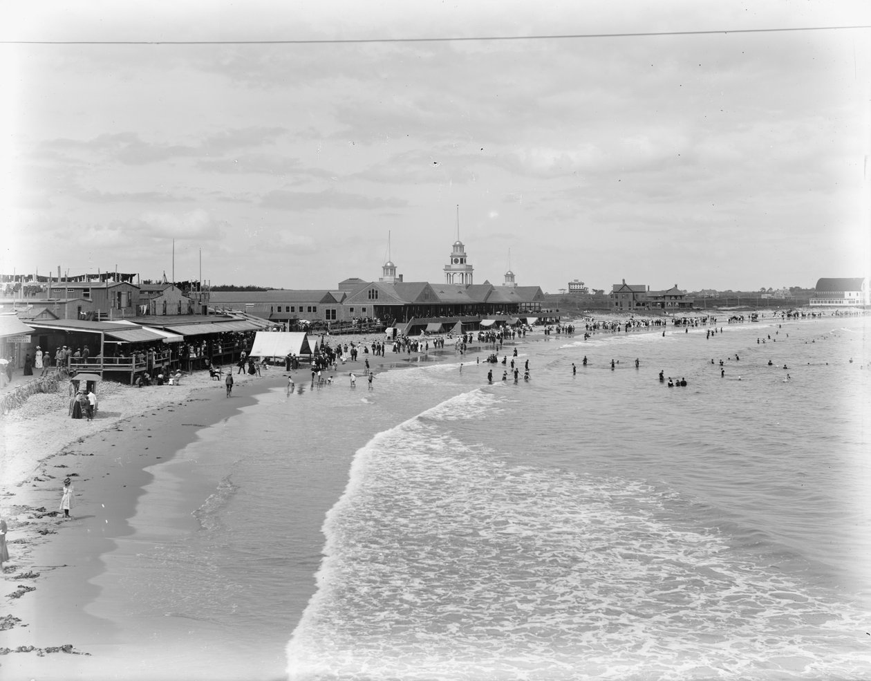 Narragansett Beach ja Pier, Rhode Island, n. 1899 (m/v kuva) tekijältä Detroit Publishing Co.