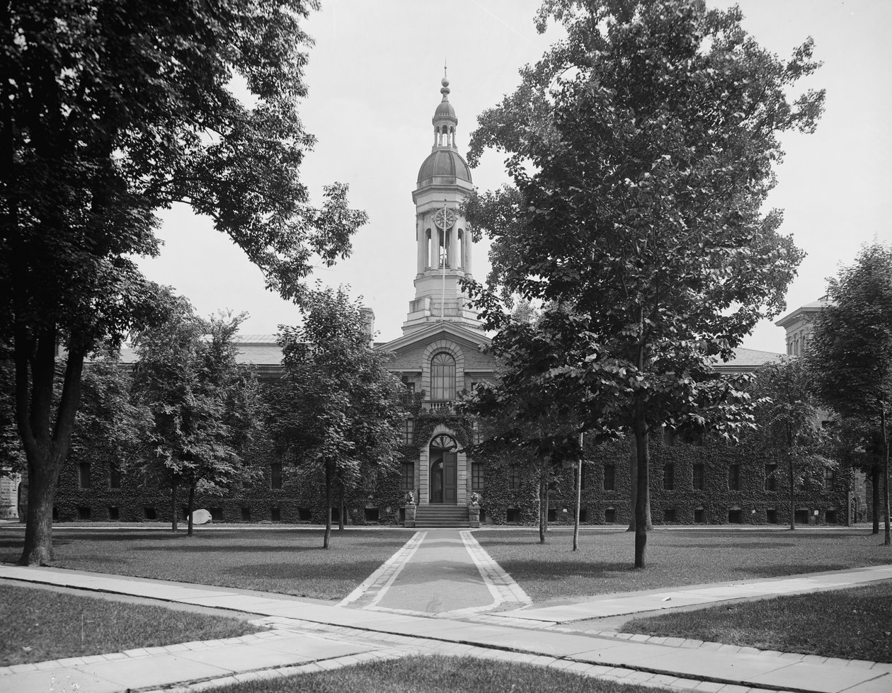 Nassau Hall, Princeton University, N.J., n. 1903 tekijältä Detroit Publishing Co.