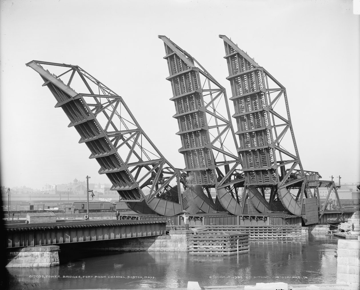 Korotetut tornisillat, Fort Point Channel, Boston, n. 1904 (b/w kuva) tekijältä Detroit Publishing Co.