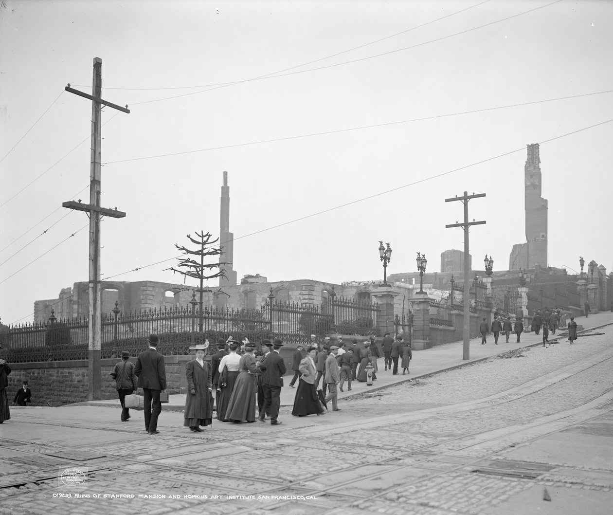 Stanford Mansionin ja Hopkins Art Instituten rauniot, San Francisco tekijältä Detroit Publishing Co.