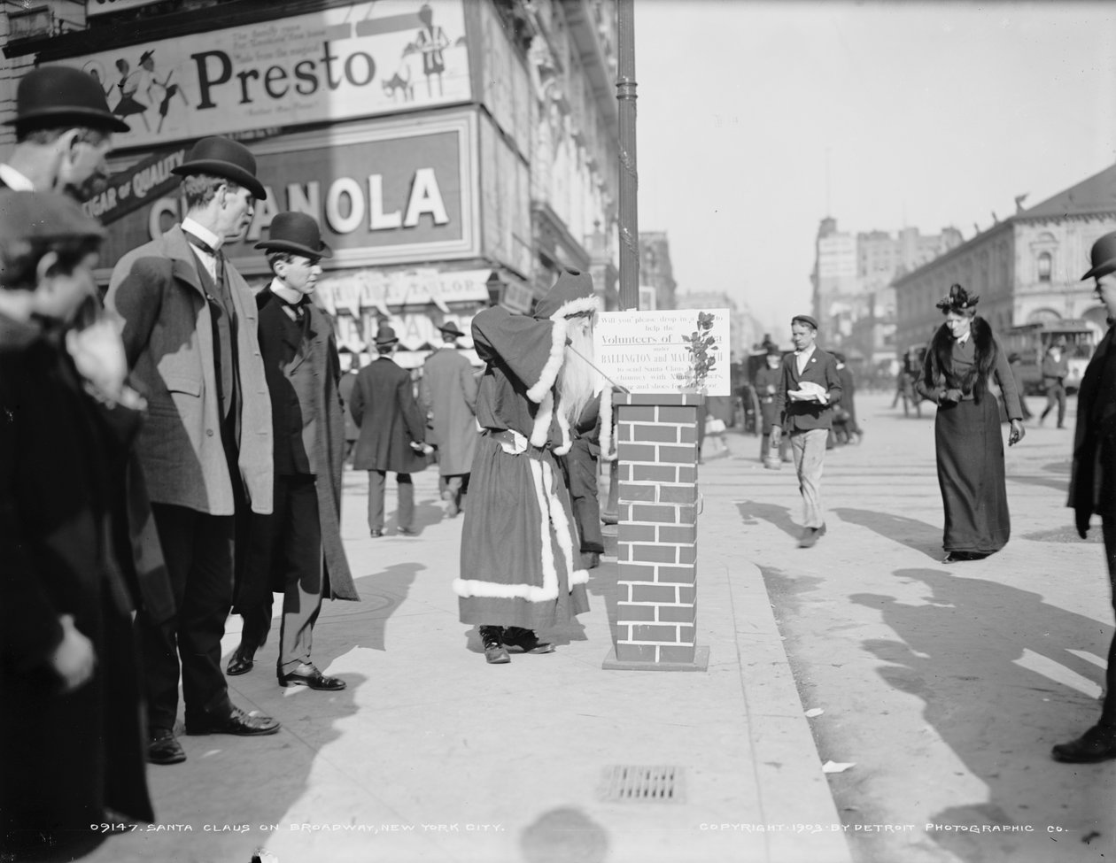 Joulupukki kerää lahjoituksia Volunteers of Americalle Broadwaylla New Yorkissa, n. 1903 (m/w valokuva) tekijältä Detroit Publishing Co.