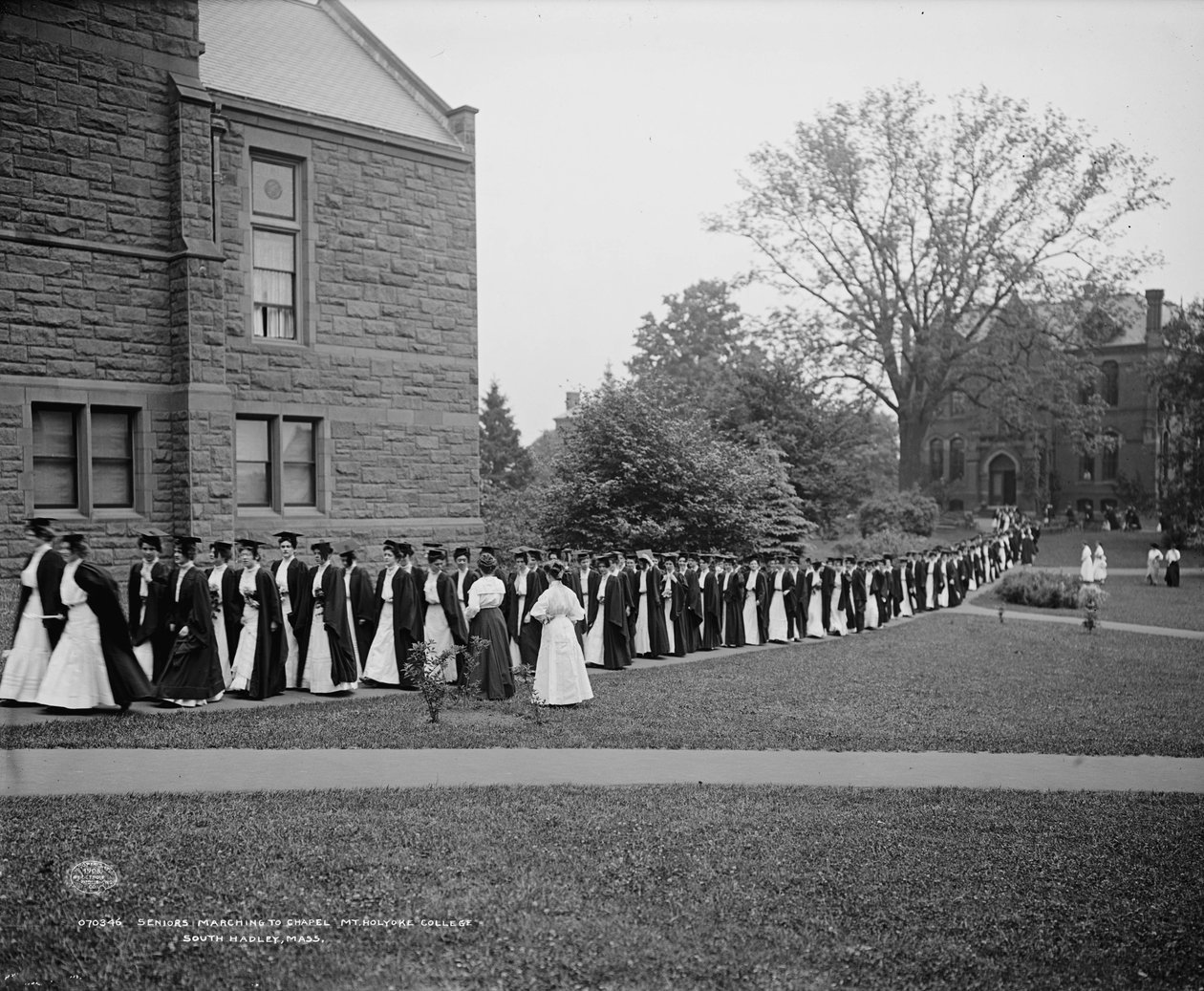 Seniorit marssivat kappeliin, Mt. Holyoke College, South Hadley, Massachusetts, noin 1908. tekijältä Detroit Publishing Co.