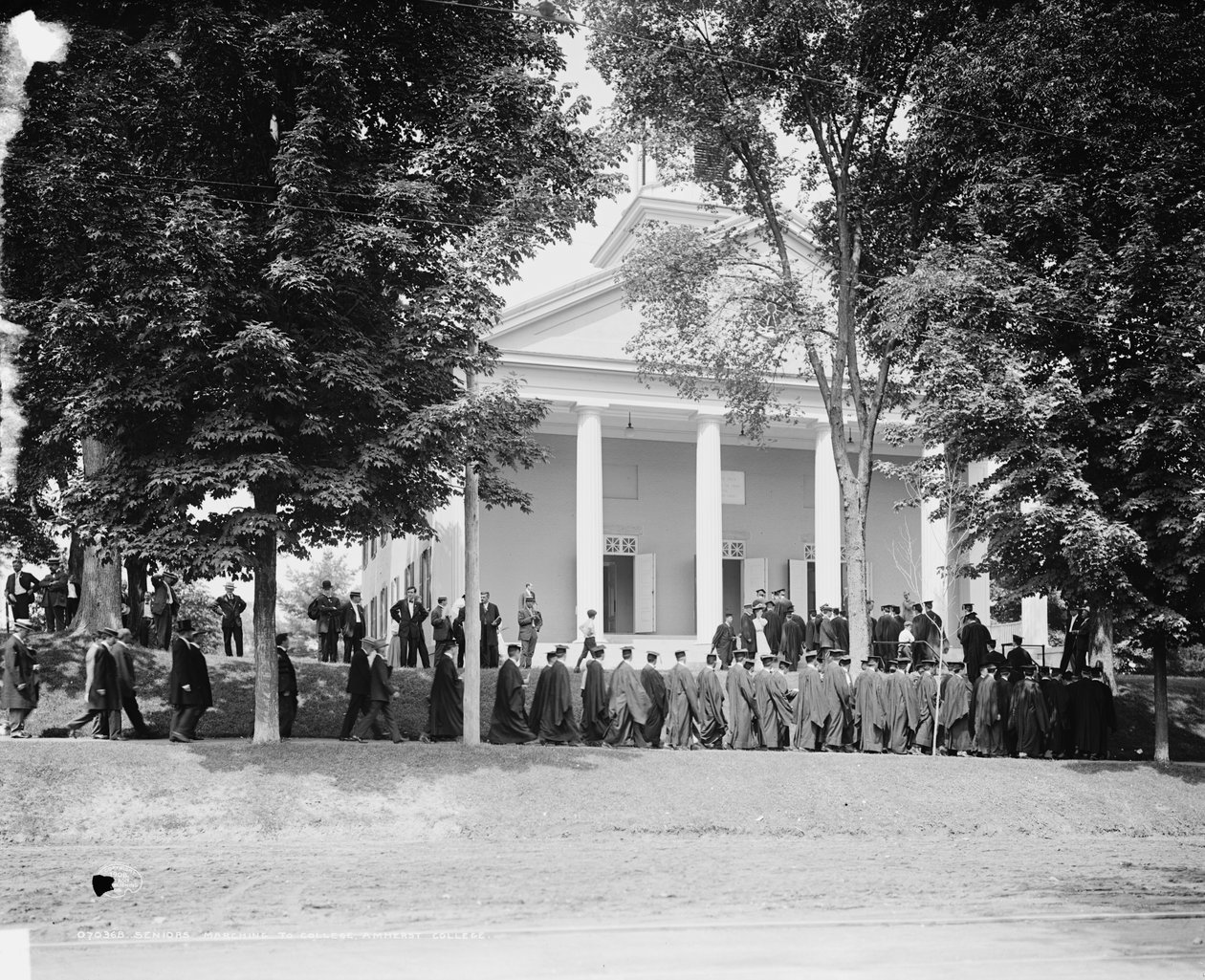 Seniorit marssivat yliopistoon, Amherst College, n. 1908 (m/v kuva) tekijältä Detroit Publishing Co.