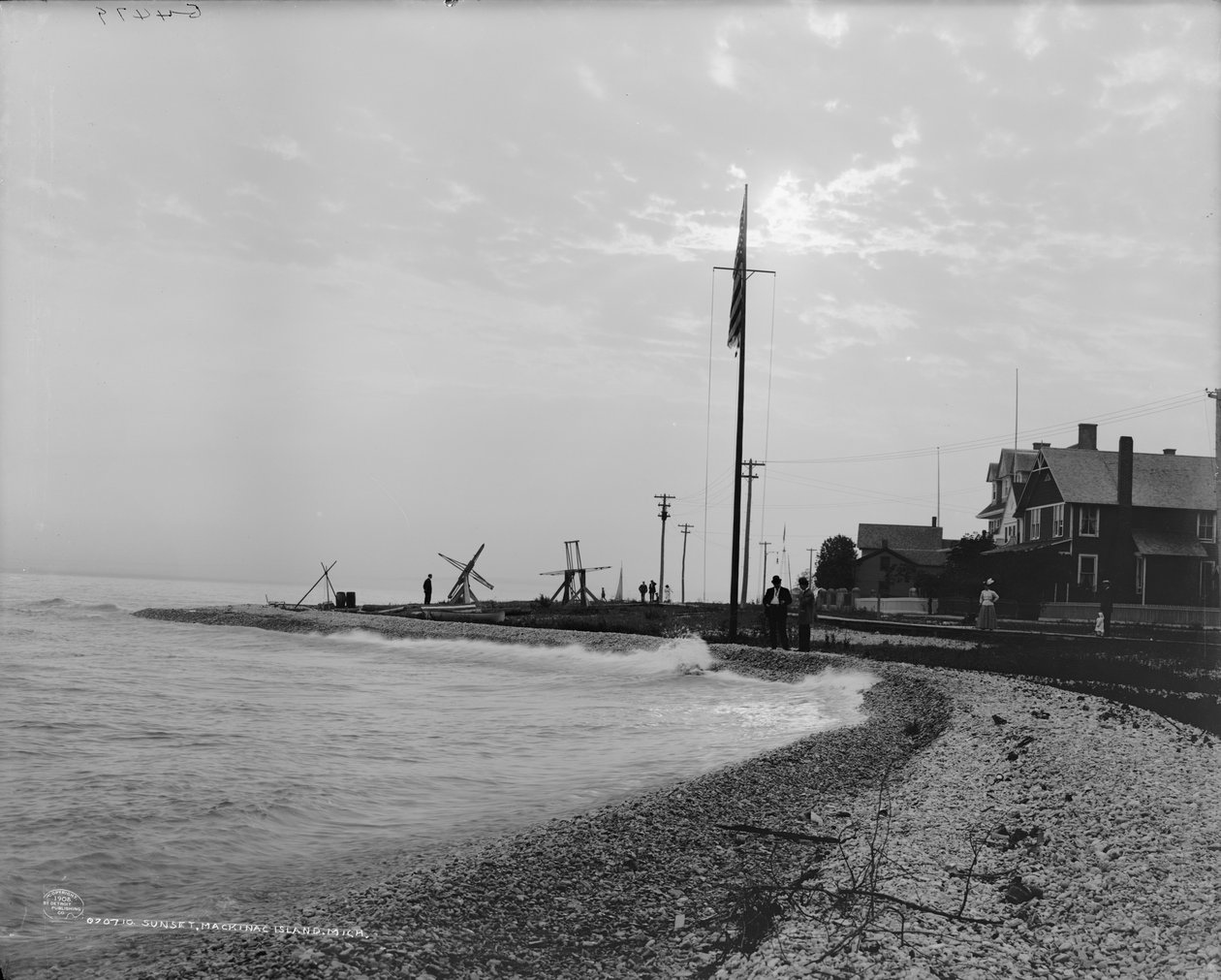 Auringonlasku, Mackinac Island, Michigan, n. 1908 (b/w valokuva) tekijältä Detroit Publishing Co.