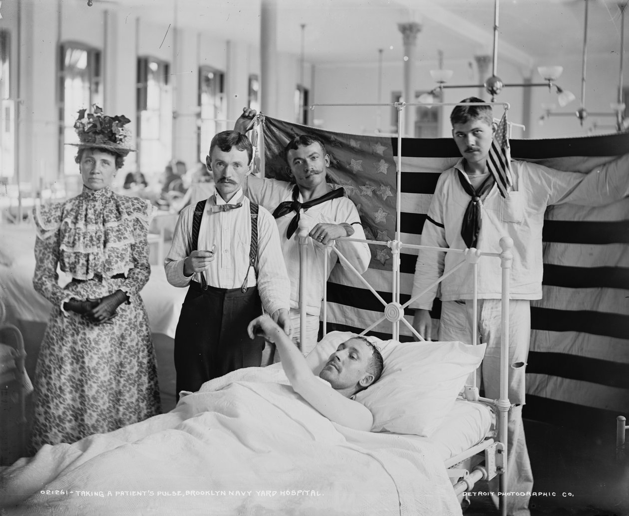 Potilaan pulssin mittaus, Brooklyn Navy Yard Hospital, n. 1890-1901 tekijältä Detroit Publishing Co.