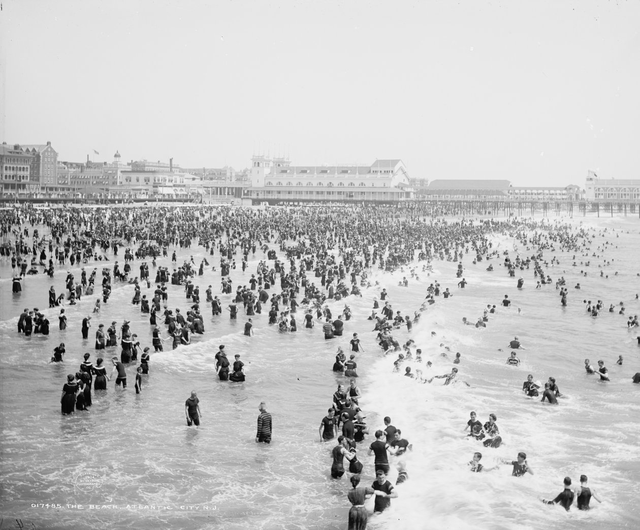 The Beach, Atlantic City, n. 1904 (m/w kuva) tekijältä Detroit Publishing Co.
