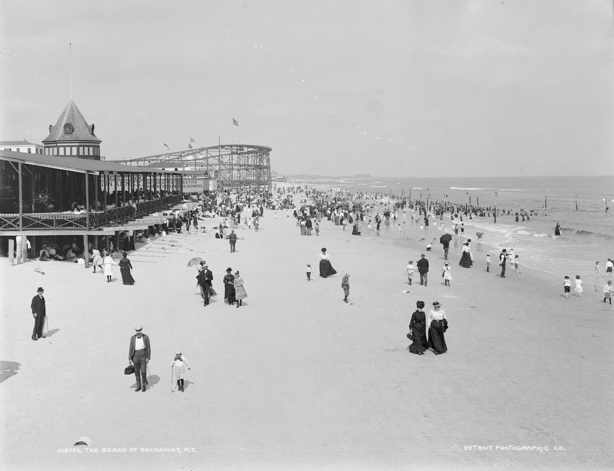 The Beach Rockawayssa, New Yorkissa, 1900-06 tekijältä Detroit Publishing Co.