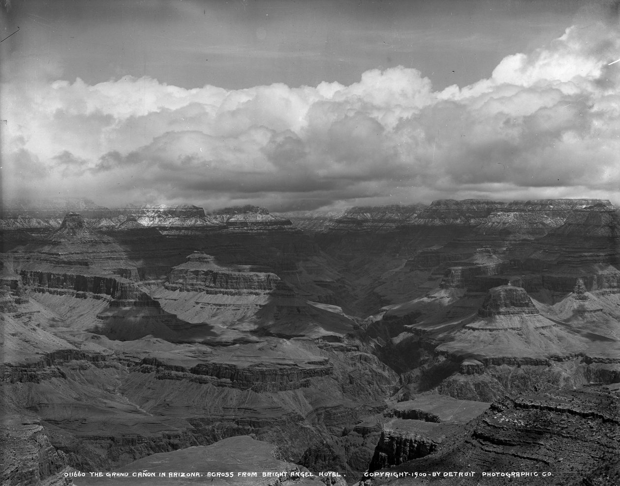 Grand Canyon Arizonassa vastapäätä Bright Angel -hotellia, noin 1900 tekijältä Detroit Publishing Co.