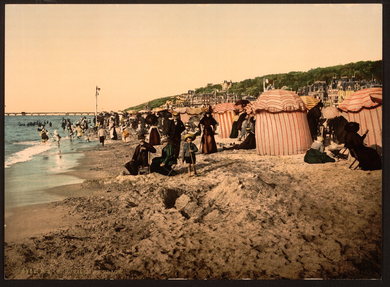 Ranta uima-aikaan, Trouville-sur-Mer, Ranska, n. 1905 (värillinen kuva) tekijältä Detroit Publishing Co.