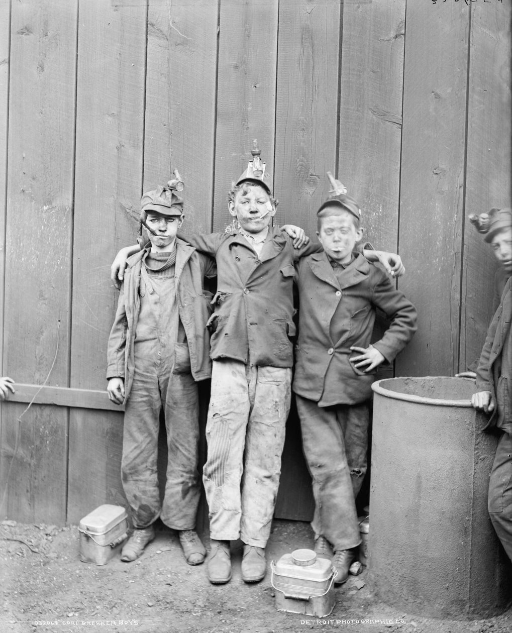Three Coal Breaker Boys, Woodward Coal Mines, Kingston, Pennsylvania, USA, n. 1890 (m/v kuva) tekijältä Detroit Publishing Co.