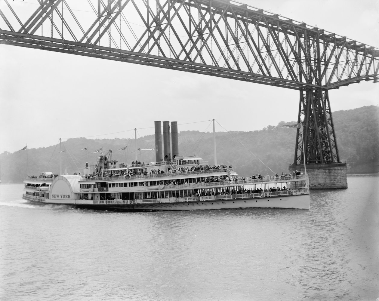 Under Poughkeepsie Bridge, New York, n. 1906 (m/v kuva) tekijältä Detroit Publishing Co.