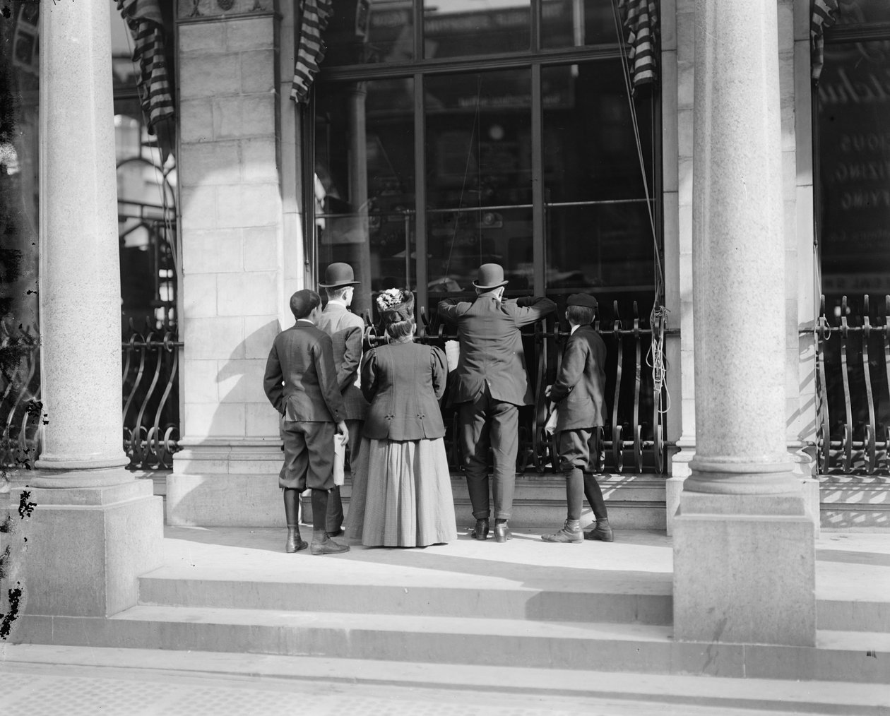 Watching the Herald Presses, Herald Building, New York, N.Y., n. 1900-1010 tekijältä Detroit Publishing Co.