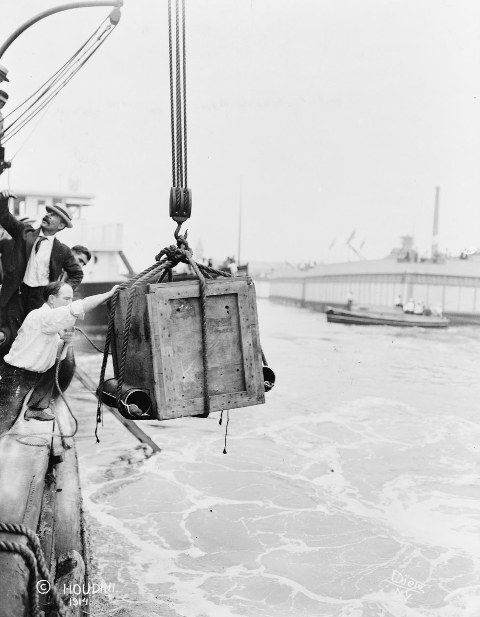 Häkki, jossa Harry Houdini laskettiin New Yorkin lahdelle, 1912 (bw kuva) tekijältä Dietz
