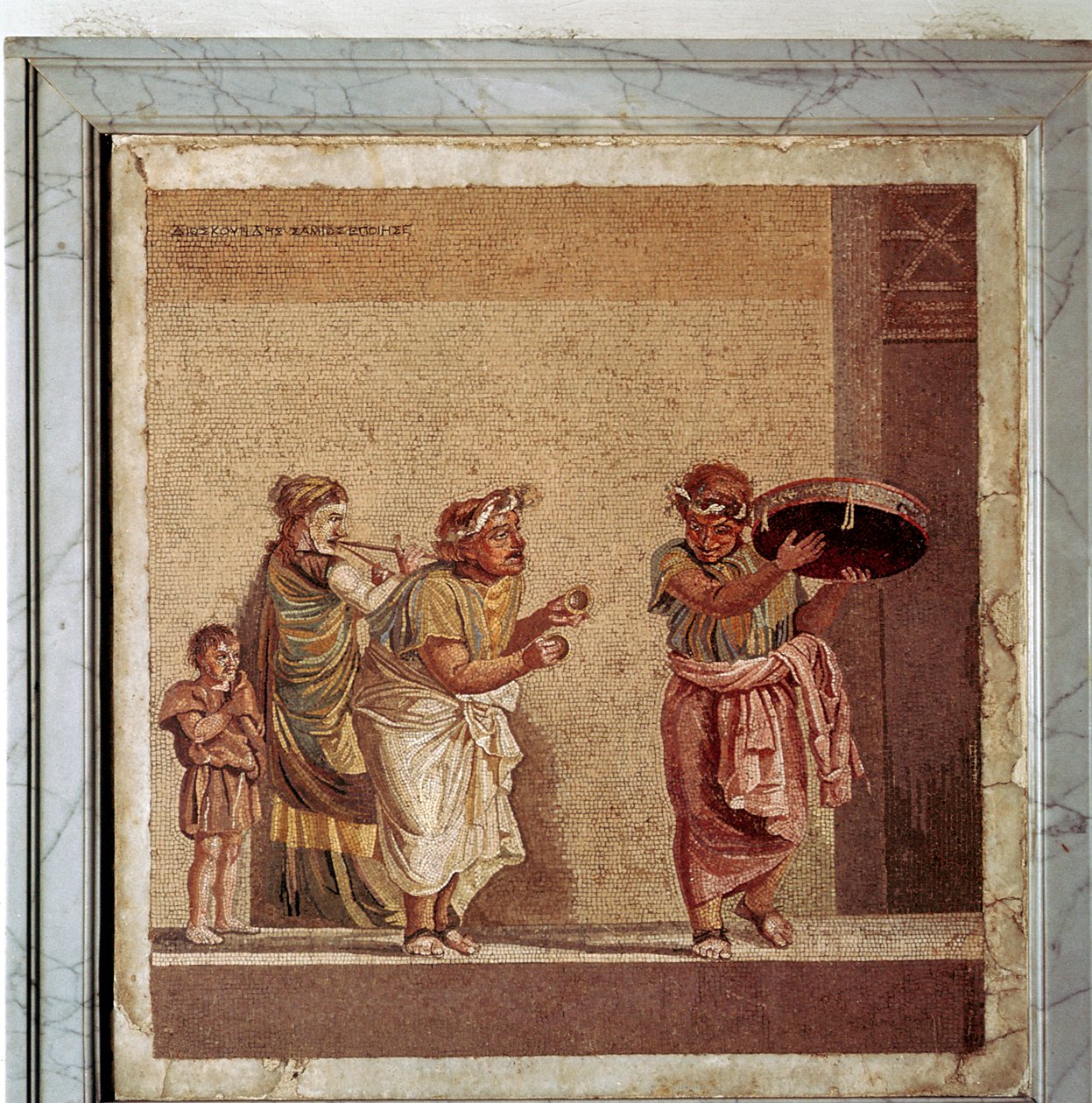 Roomalainen mosaiikki muusikoista ja naamioituneista näyttelijöistä näytelmässä, Pompei, Italia tekijältä Dioscurides