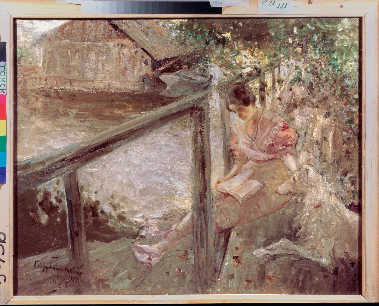Kylpylässä (Nuori nainen koiran kanssa lukee puisella kävelysillalla, joka ylittää puron ja johtaa puutaloon) - Kylpylässä - Dmitri Anfimovitš Shcherbinovskin (1867-1926) maalaus, öljy kankaalle tekijältä Dmitri Anfimovich Shcherbinovsky