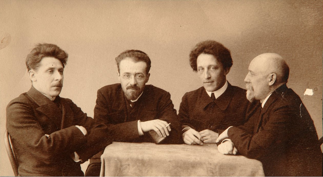 Ryhmämuotokuva runoilijoista Aleksanteri (Aleksandre) Aleksandrovich Blok (1880-1921), Georgii (George) Chulkov (1879-1939), Konstantin Aleksandrovich Erberg (Siunnerberg, Syunnerberg, Sunnenberg) (1871-1942) ja Fjodor Sologub, (Fiodor Sologub) Fjodor Kuzm tekijältä Dmitri Spiridonovich Zdobnov