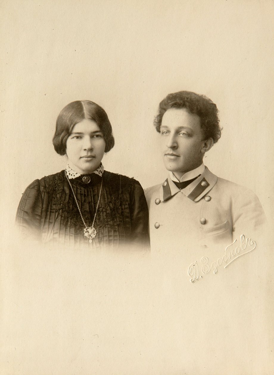 Muotokuva runoilija Alexander (Alexandre) Aleksandrovich Blokista (1880-1921) vaimonsa kanssa. Hopeagelatiinivalokuva Dmitri Spiridonovich Zdobnov (1800-luvun loppu) tekijältä Dmitri Spiridonovich Zdobnov