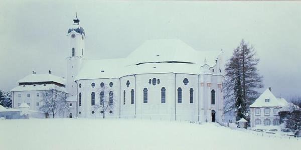 Näkymä Wieskirchelle lumessa (kuva) tekijältä Dominikus Zimmermann