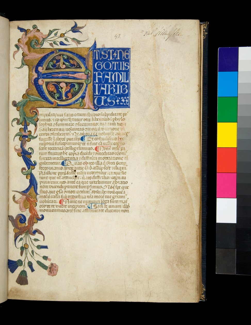 Ms 373. Pseudo-Cicero, Rhetorica ad Herennium ja muita teoksia, f.1r. Valaistu alkukirjain [E] ja osittainen reunus akantuksen lehti- ja kukkakoristeella, ensimmäinen tekstirivi valkoisilla kirjaimilla sinisellä pohjalla, n. 1337 (pergamentti) tekijältä Don Silvestro dei Gherarducci