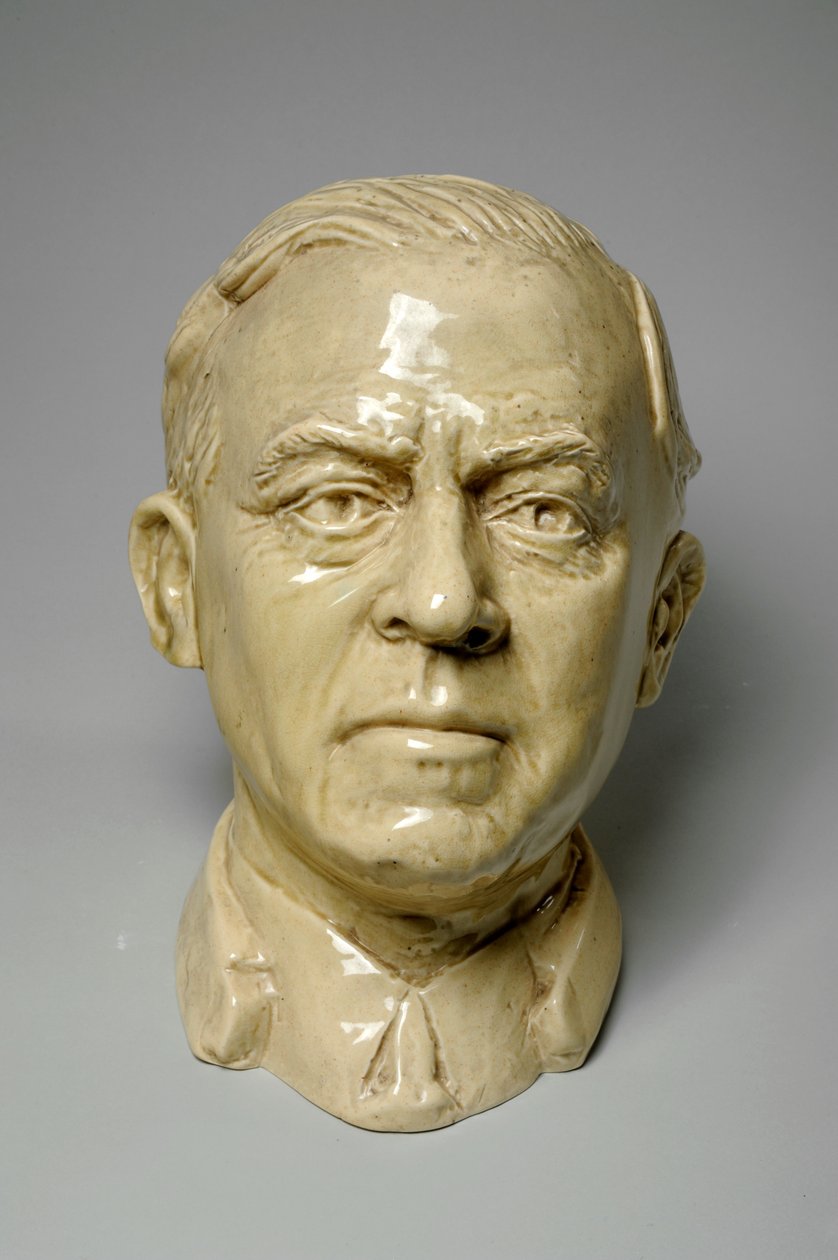 Miehen rintakuva, n. 1934 (lasitettu keramiikka) tekijältä Donald Hastings