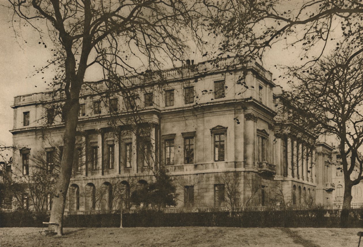 Näkymä Lontoon museosta Lancaster Housessa Green Park Railingsin kautta, vuodelta 1935. tekijältä Donald McLeish