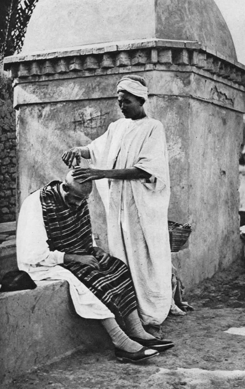 Katuparturi ja hänen asiakkaansa, Algeria, Afrikka, 1922. tekijältä Donald McLeish