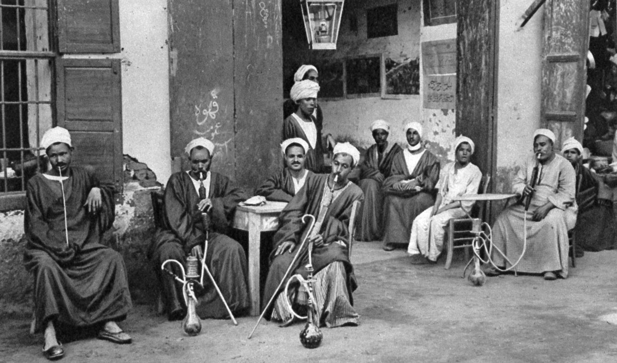 Arabikahvila Esnassa, Luxorin eteläpuolella, Egyptissä, v1922 tekijältä Donald McLeish