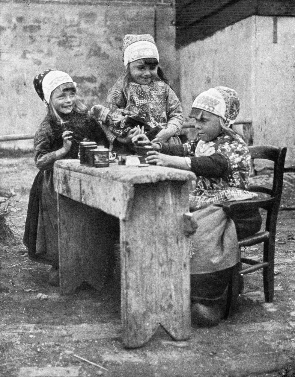 Lapset perinteisessä asussa, Marken, Hollanti, 1936. tekijältä Donald McLeish