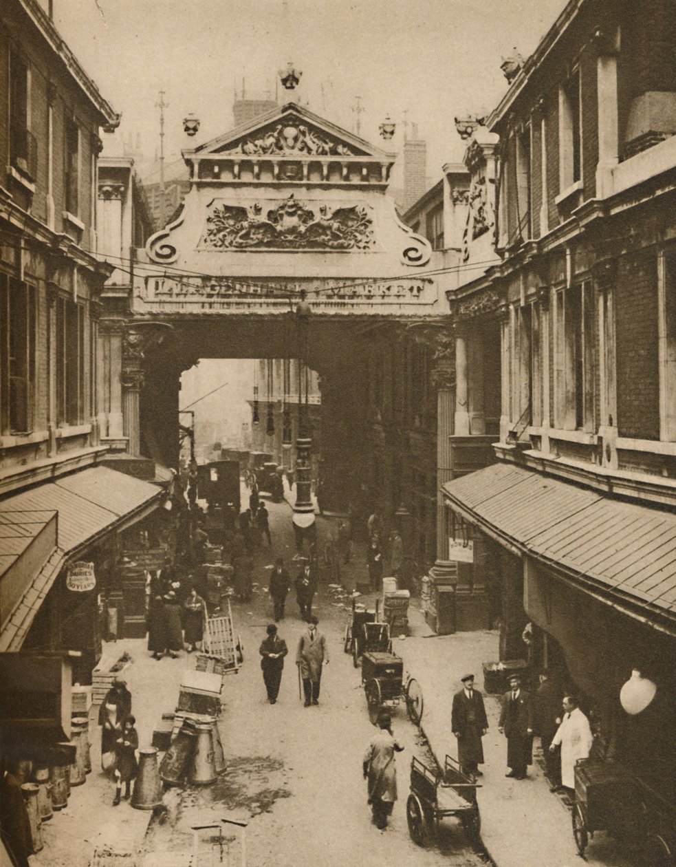 Gracechurch Streetin sisäänkäynti Leadenhall Marketille - City Clearing House siipikarjalle, n. 1935. tekijältä Donald McLeish