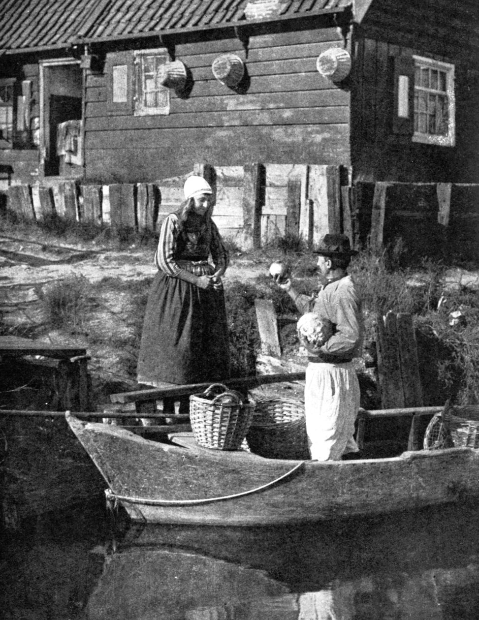 Kasvikauppias tuomassa tavaroita veneellä, Marken, Hollanti, 1936 tekijältä Donald McLeish
