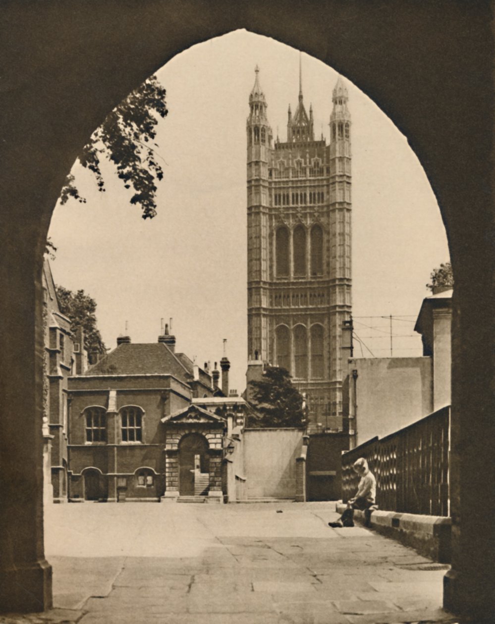 Little Deans Yard Westminsterissä: Näkymä englantilaiseen julkiseen kouluun, vuodelta 1935. tekijältä Donald McLeish