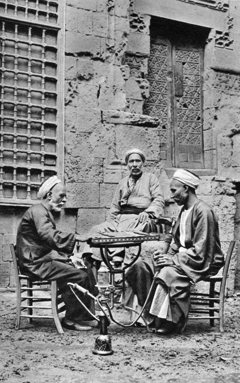 Miehet rentoutumassa, Kairo, Egypti, v1922 tekijältä Donald McLeish