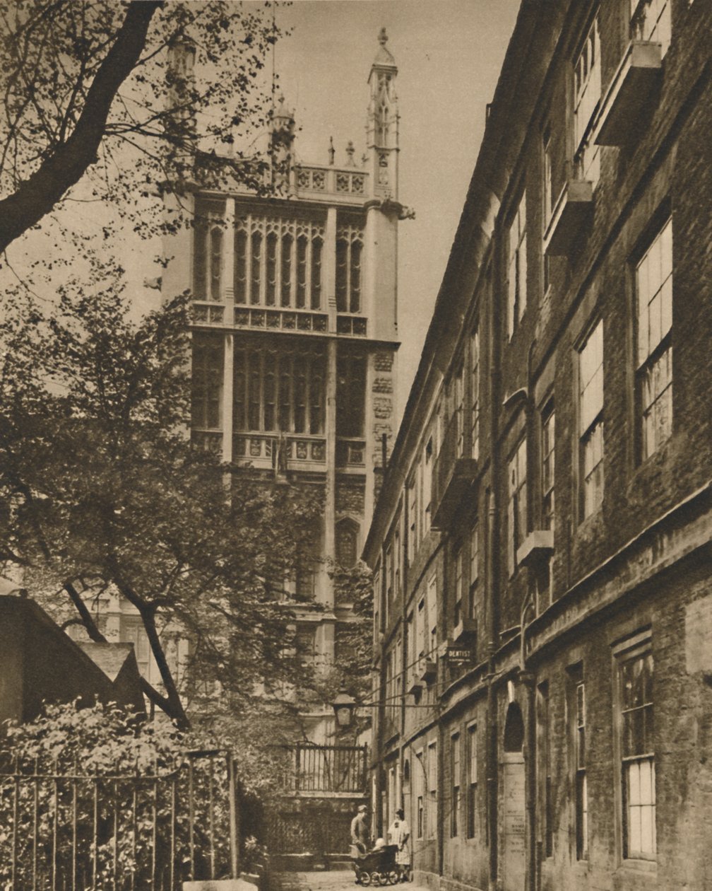 Pinnacled Tower of the Records Office, Cliffords Inn, vuodelta 1935. tekijältä Donald McLeish