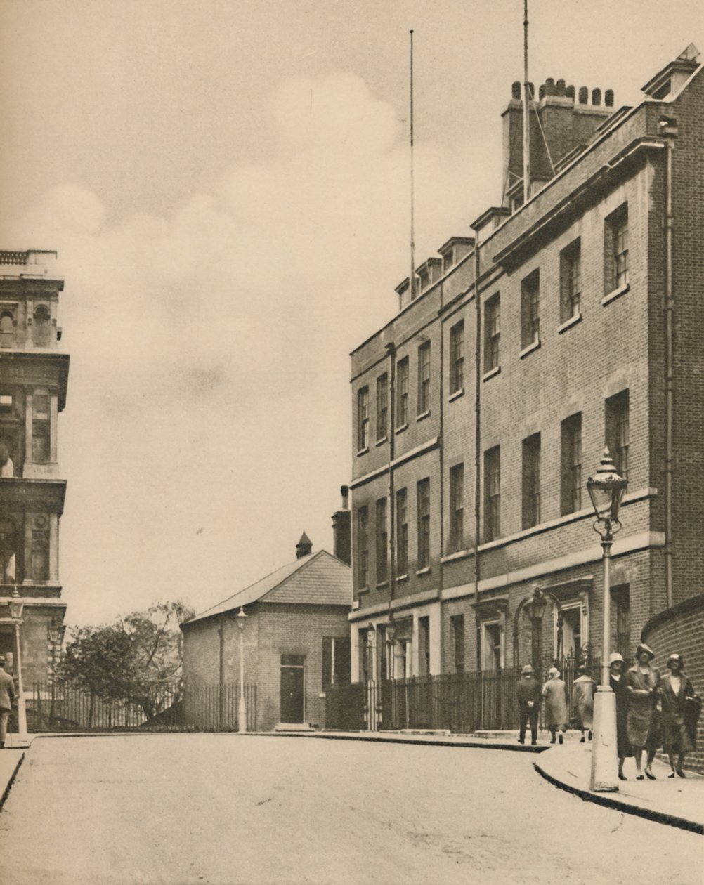 West End of Downing Street, nro 10 ja vilkaisu ulkoministeriöstä, vuodelta 1935. tekijältä Donald McLeish